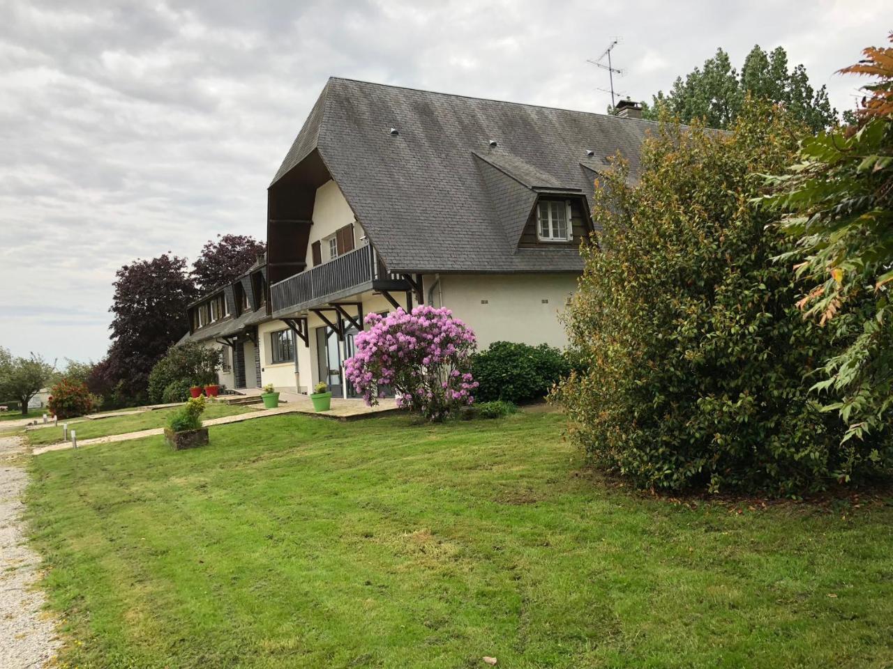 Hotel La Cle Des Champs à Le Teilleul Extérieur photo