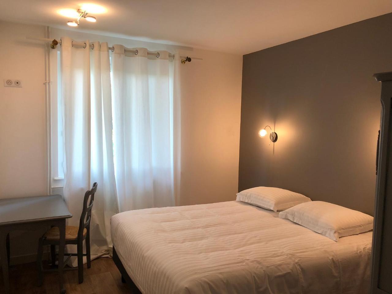 Hotel La Cle Des Champs à Le Teilleul Extérieur photo
