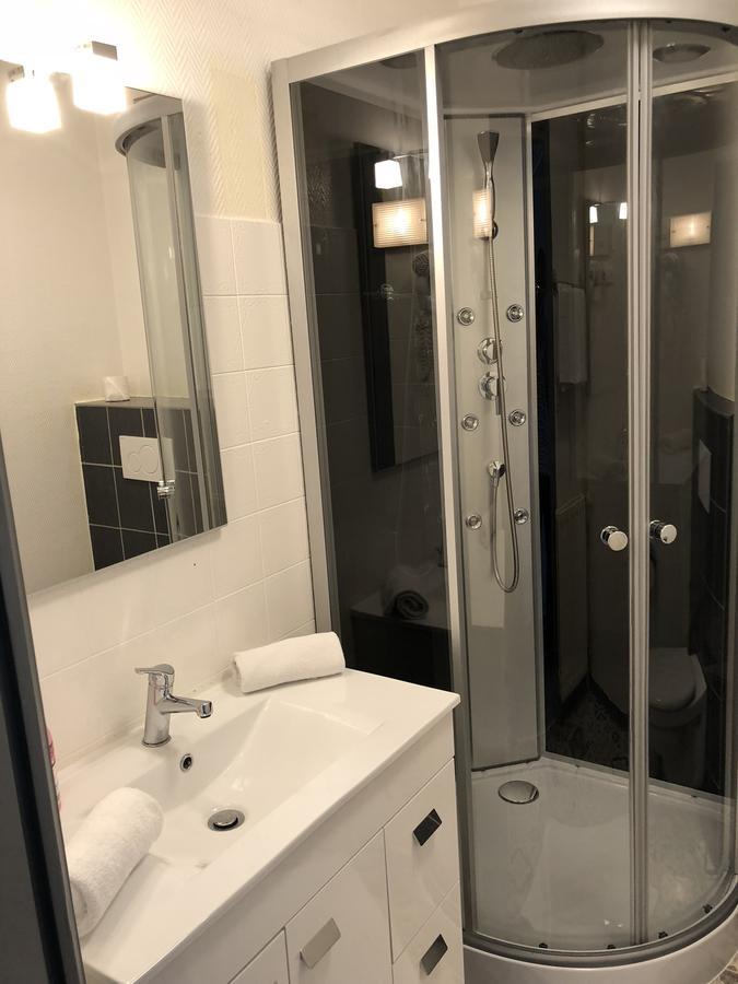 Hotel La Cle Des Champs à Le Teilleul Extérieur photo