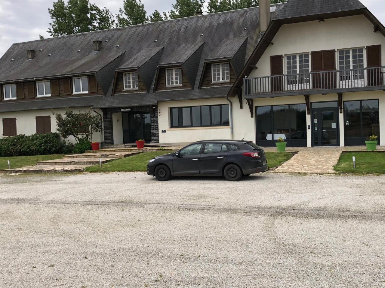 Hotel La Cle Des Champs à Le Teilleul Extérieur photo