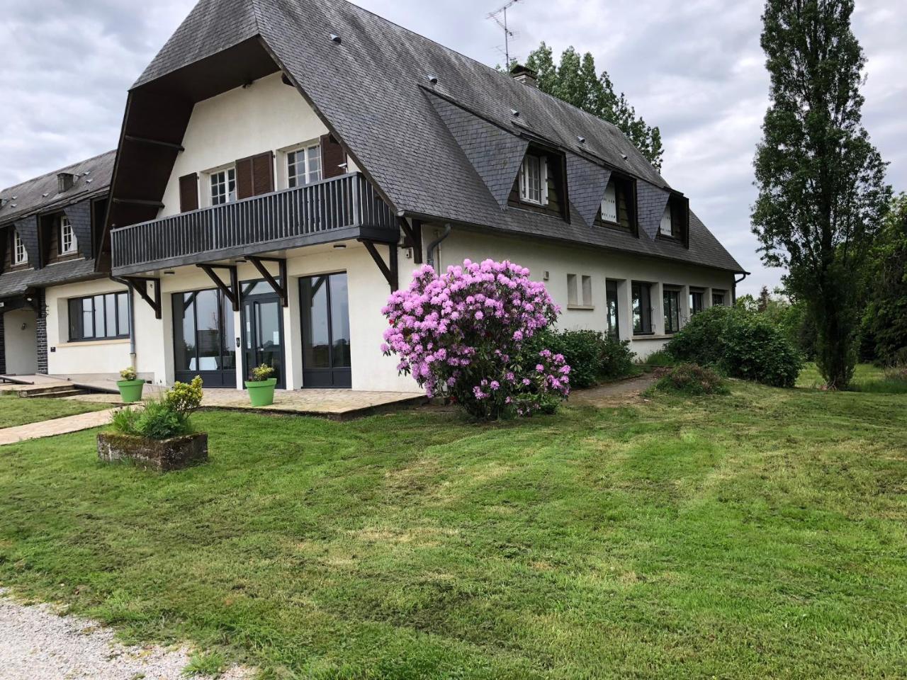 Hotel La Cle Des Champs à Le Teilleul Extérieur photo
