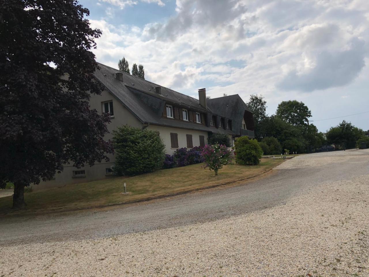 Hotel La Cle Des Champs à Le Teilleul Extérieur photo