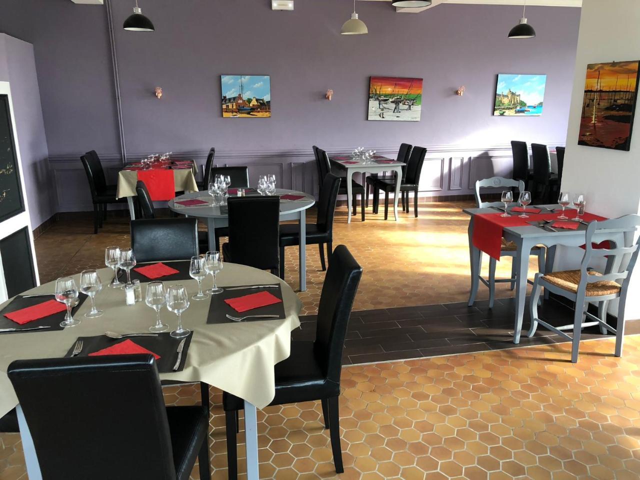 Hotel La Cle Des Champs à Le Teilleul Extérieur photo